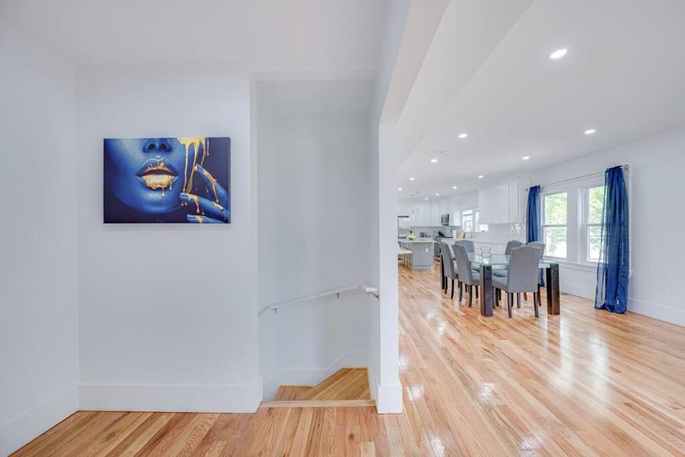 Modern Red Door Haven +5mins to Boston Apartment in Milton