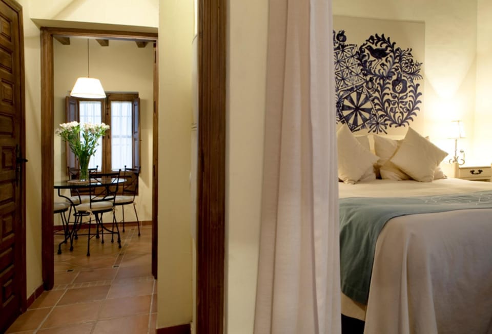 Bed, Photo of the whole room, Dining area