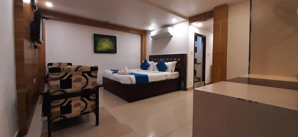 Bed, View (from property/room), Bedroom, hair dresser, wardrobe