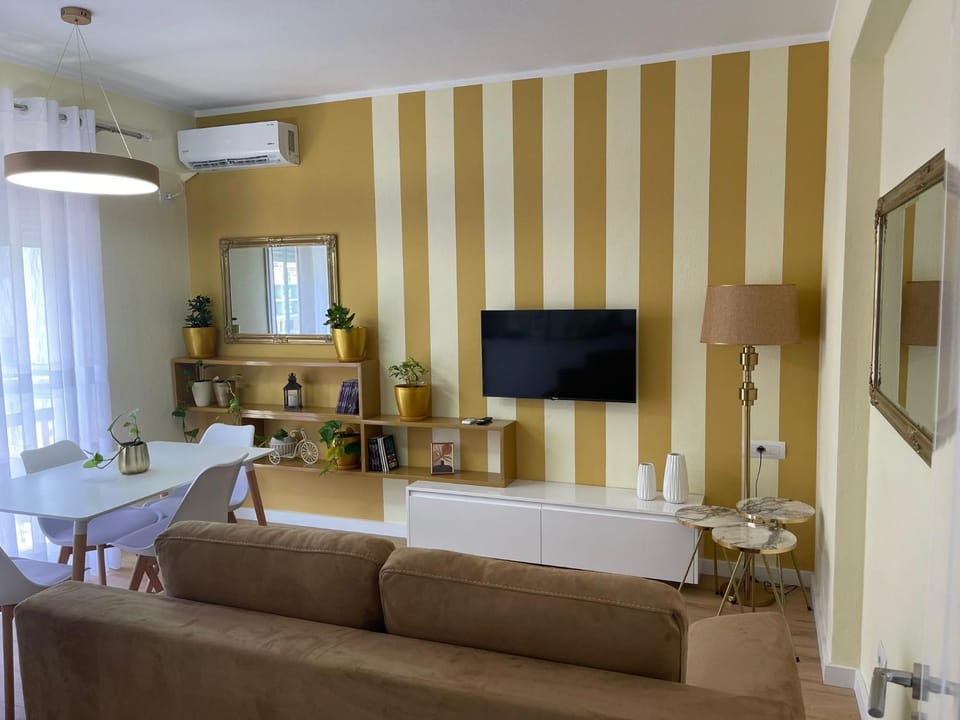 Communal lounge/ TV room, Bed, TV and multimedia, Living room, Photo of the whole room, Seating area, Dining area, Evening entertainment, air conditioner