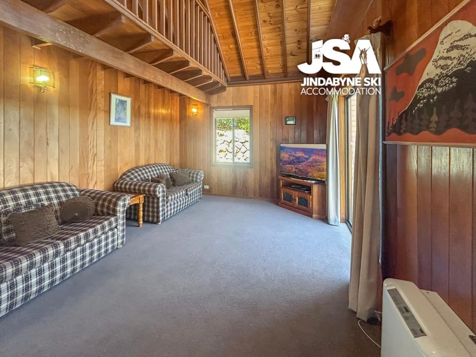 Communal lounge/ TV room, TV and multimedia, Living room, Decorative detail, Seating area, Evening entertainment