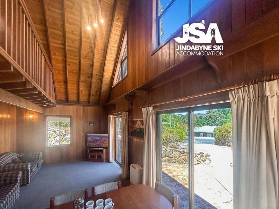 Communal lounge/ TV room, Facade/entrance, Garden, TV and multimedia, Living room, Decorative detail, Seating area, Evening entertainment, Garden view