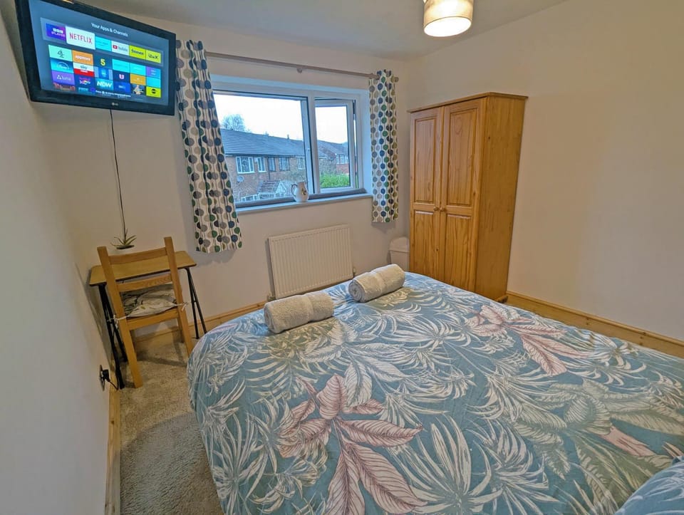 Bed, TV and multimedia, Photo of the whole room, Bedroom, wardrobe
