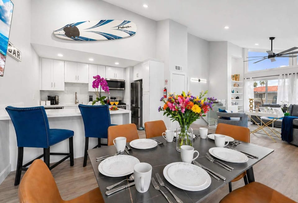 Searenity Suite- Peekaboo Ocean view 1 min walk to Beach House in Huntington Beach