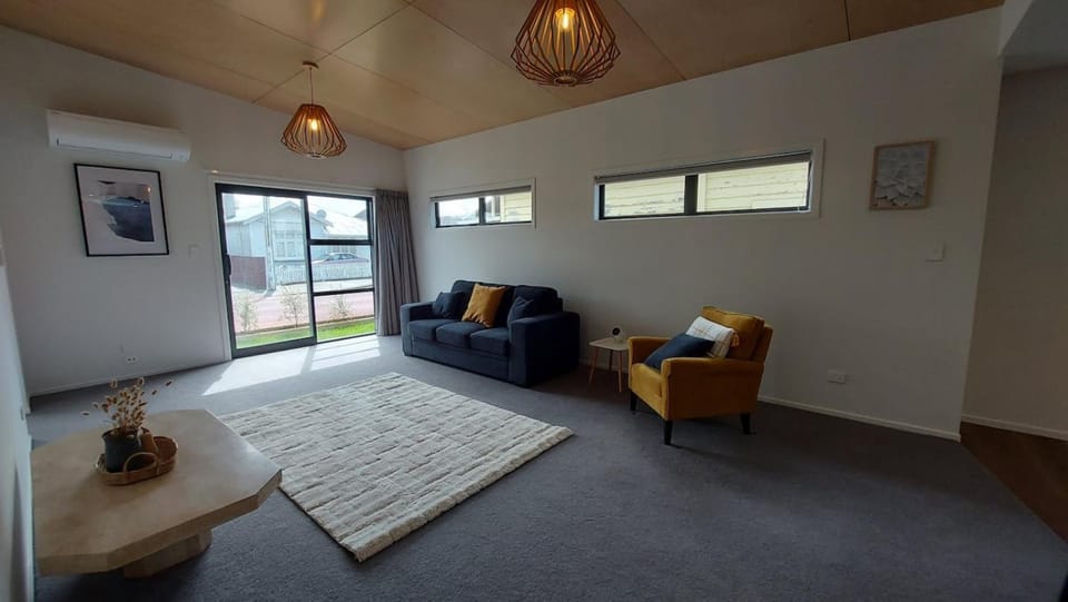 Sleek Suite by the Sand 2-bedroom House in Dunedin