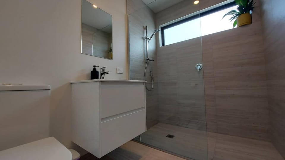 Sleek Suite by the Sand 2-bedroom House in Dunedin