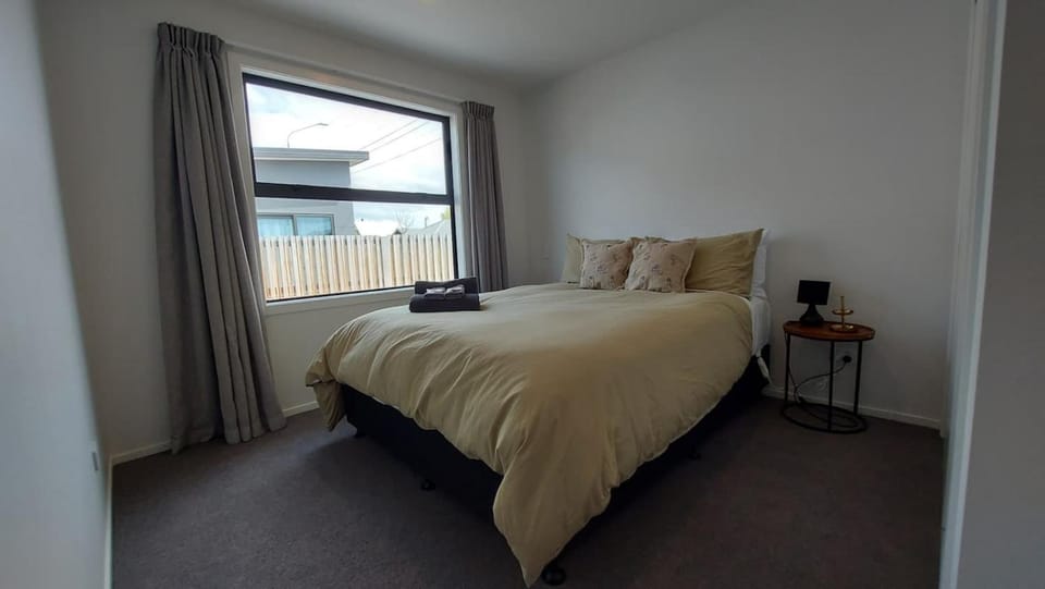 Sleek Suite by the Sand 2-bedroom House in Dunedin