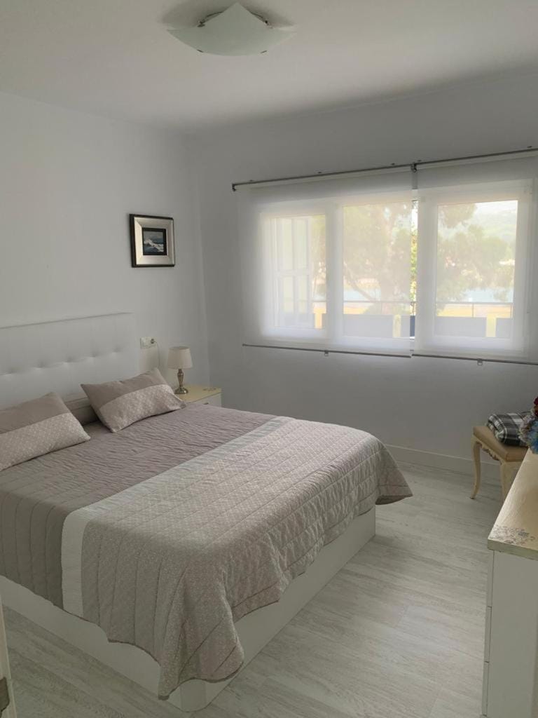 EDIFICIO EL MIRADOR -SITUADO en Playa del Puntal Villaviciosa Primera Linea Playa Apartment in Asturias