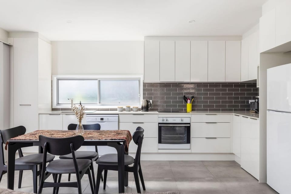 Kitchen or kitchenette, Dining area, dishwasher, minibar, pet friendly, stove, toaster