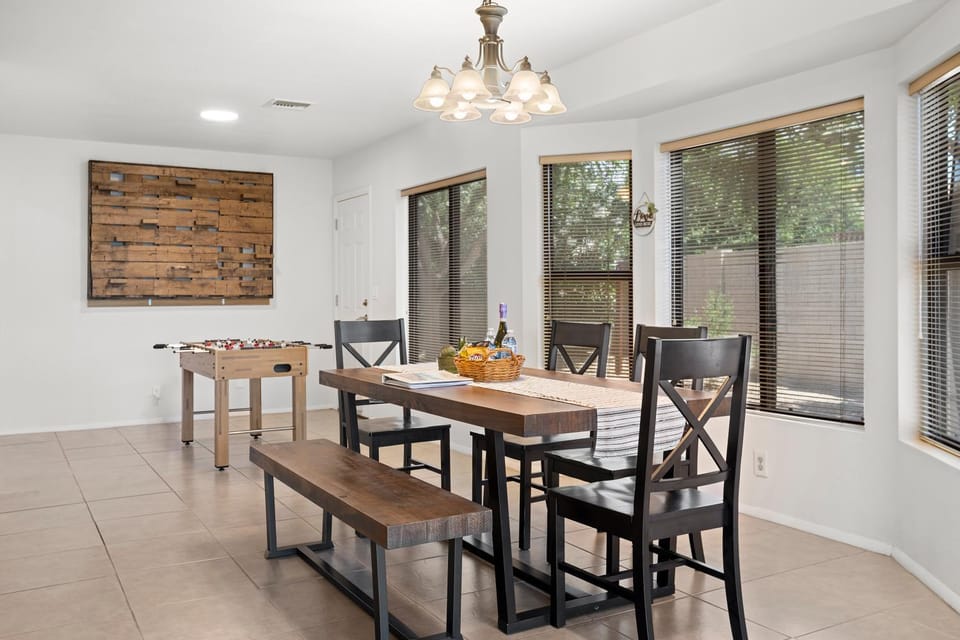 Game Room, Dining area