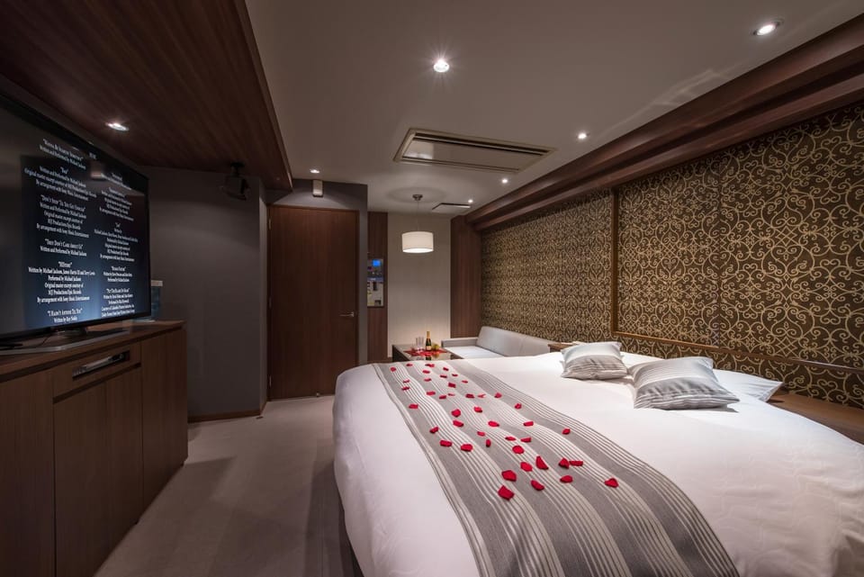 Bed, TV and multimedia, Bedroom