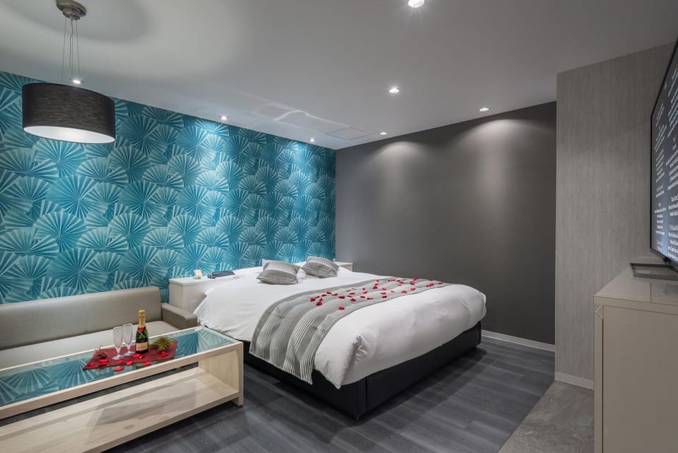 Bed, TV and multimedia, Bedroom