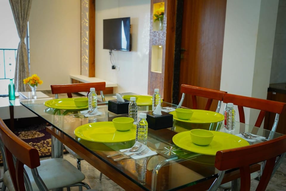 Living room, Seating area, Dining area, Food