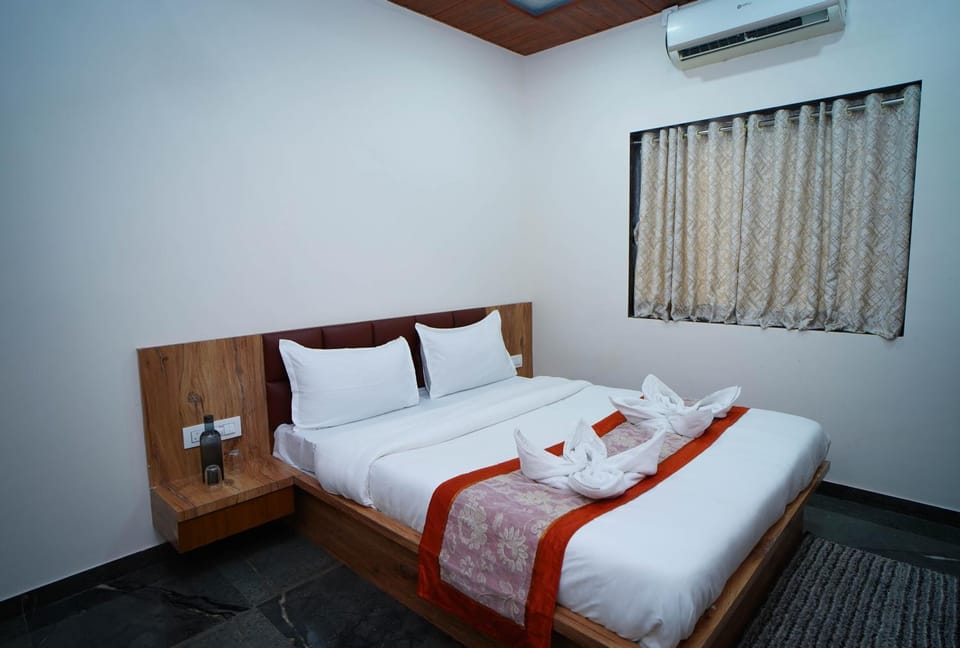 Bed, Photo of the whole room, Bedroom, towels, air conditioner