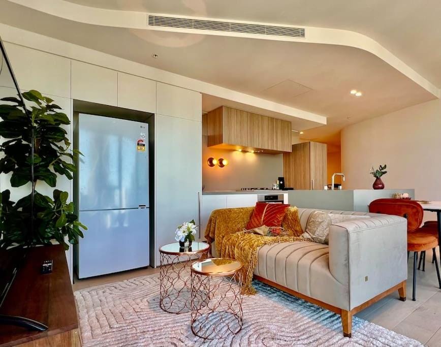 Highrise Best Location 2 Bedrooms & 2 Bathrooms Apartment in Melbourne