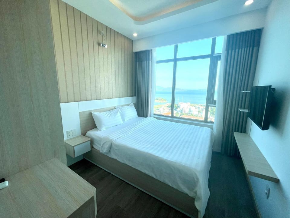 Communal lounge/ TV room, Bed, Natural landscape, TV and multimedia, Photo of the whole room, Evening entertainment, Bedroom, Sea view, wardrobe