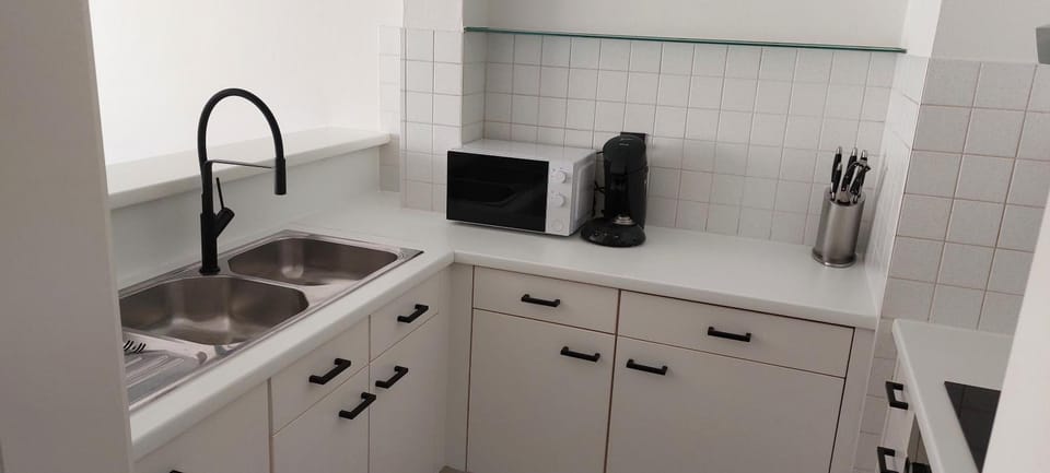 Coffee/tea facilities, Kitchen or kitchenette, minibar, stove