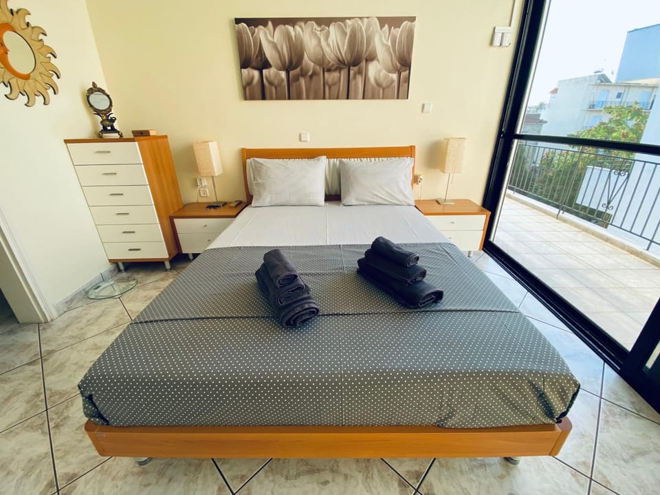Bed, Photo of the whole room, Bedroom, towels