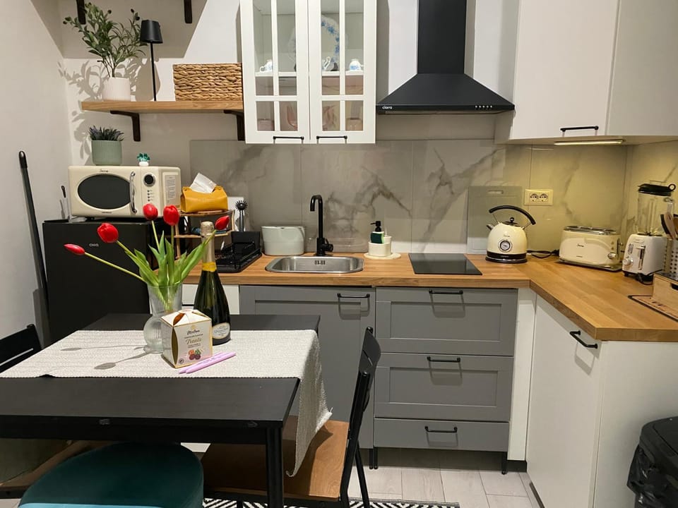 Coffee/tea facilities, Kitchen or kitchenette, Dining area, minibar, stove, toaster