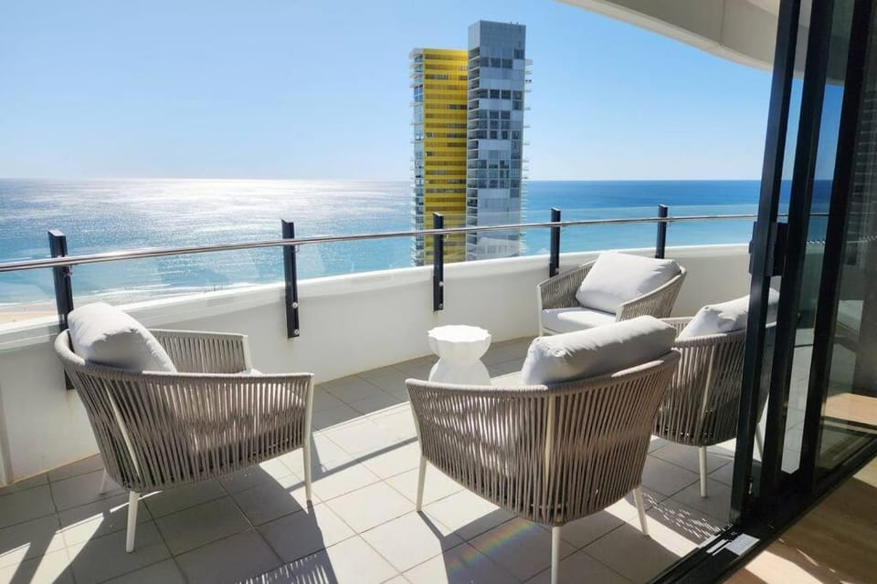 Modern luxury with breathtaking ocean views Apartment in Gold Coast