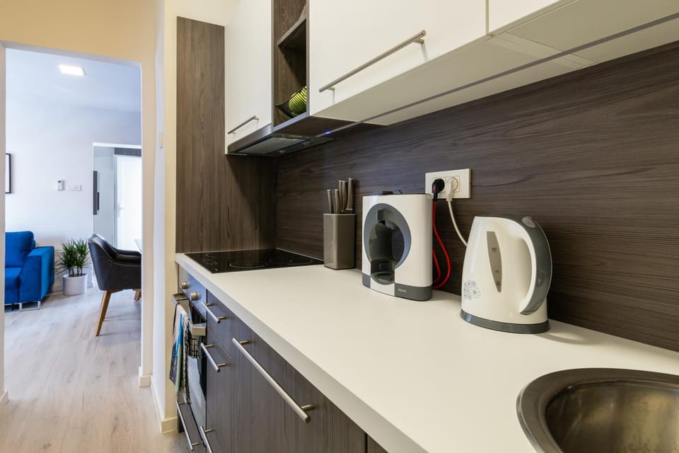 Coffee/tea facilities, Kitchen or kitchenette, stove