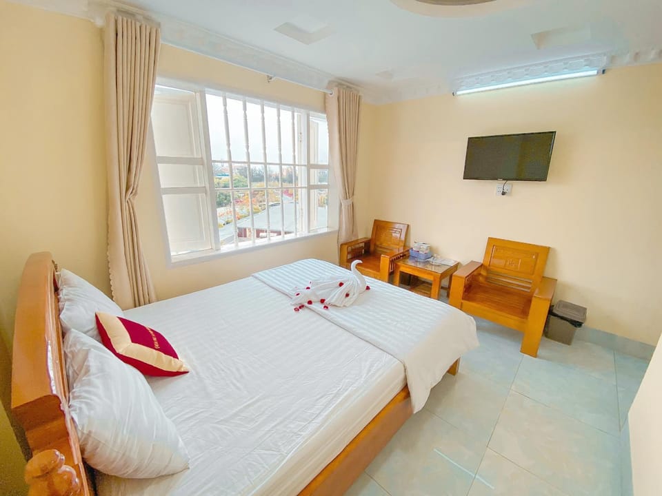 Communal lounge/ TV room, Bed, TV and multimedia, Photo of the whole room, Seating area, Bedroom, towels