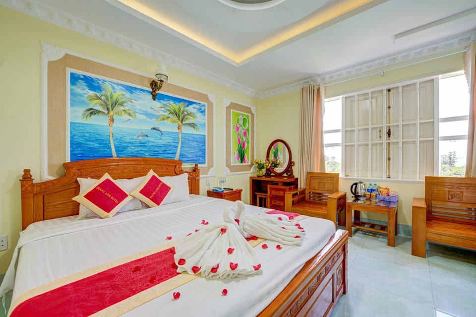 Bed, Photo of the whole room, Seating area, Bedroom