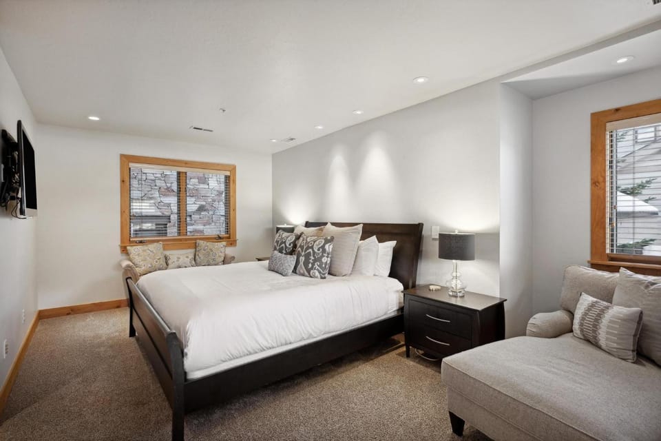 Modern 3 BDR Condo Near Ski Lift and Town with Views House in Park City