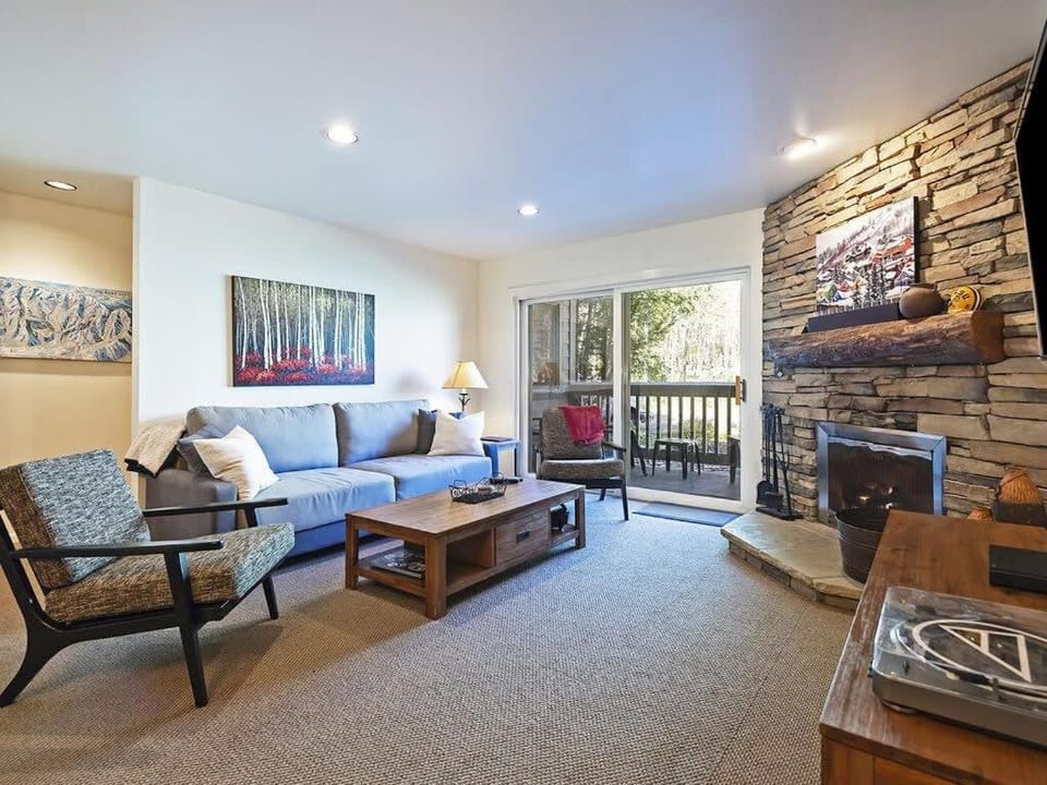 Ski in out 2BDR Condo with Shared Hot Tub and Views House in Park City