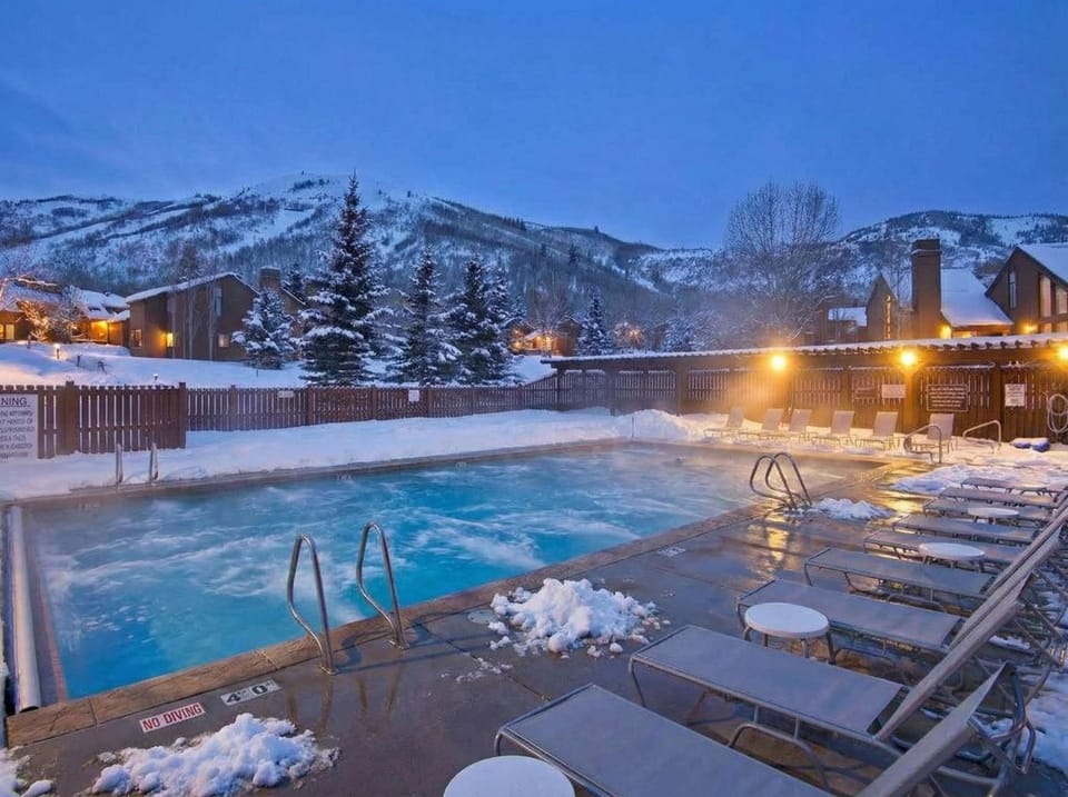 Charming 3 BDR Getaway with Views Walk to Ski Lift House in Park City