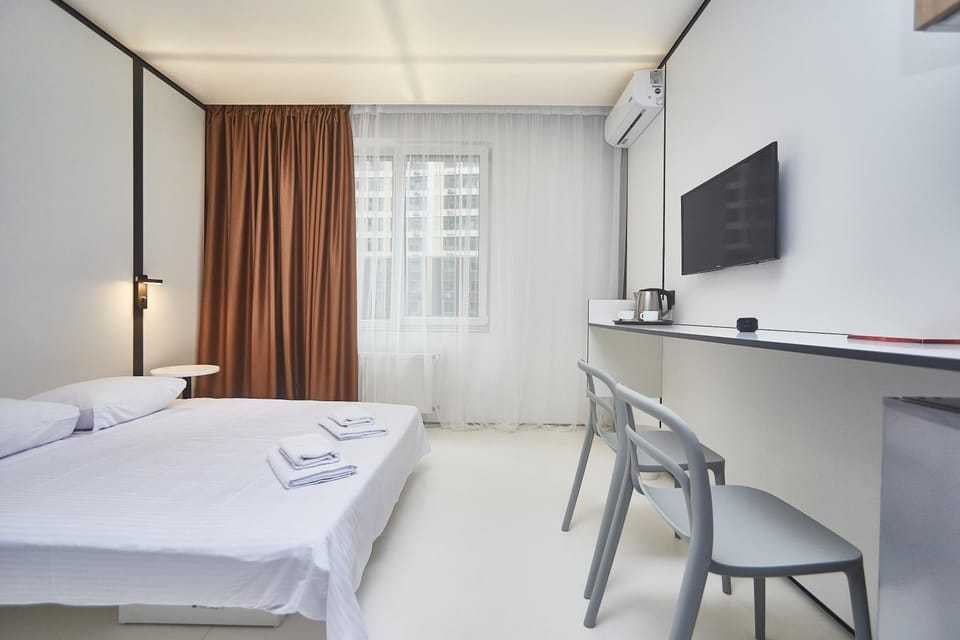 Bed, TV and multimedia, Photo of the whole room, towels