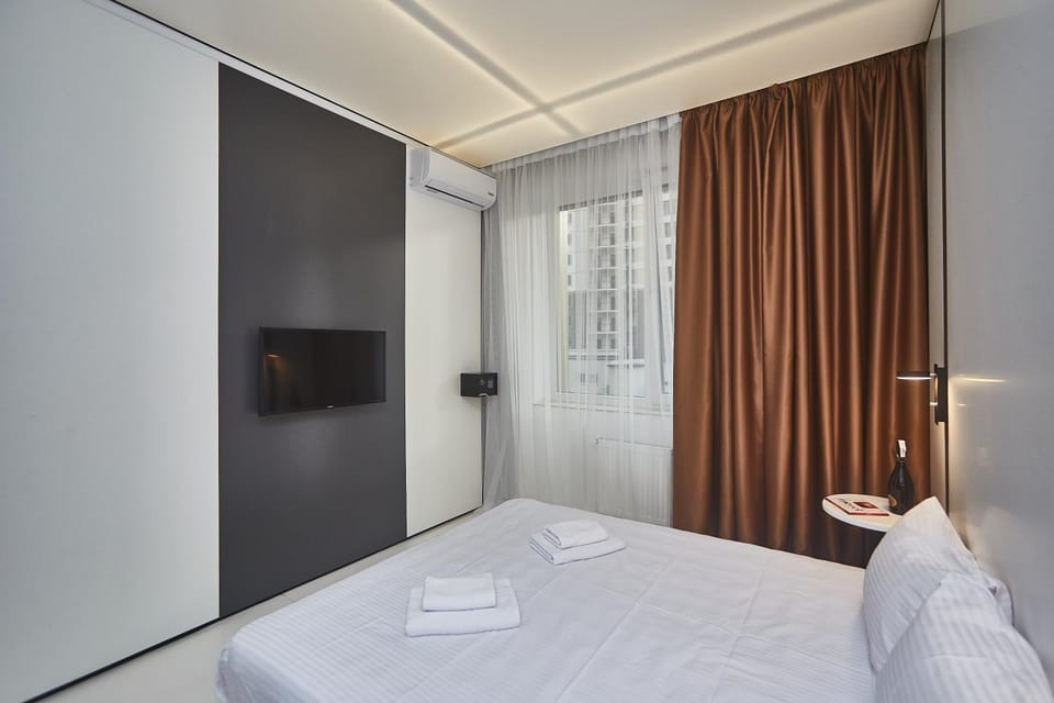 Bed, TV and multimedia, towels
