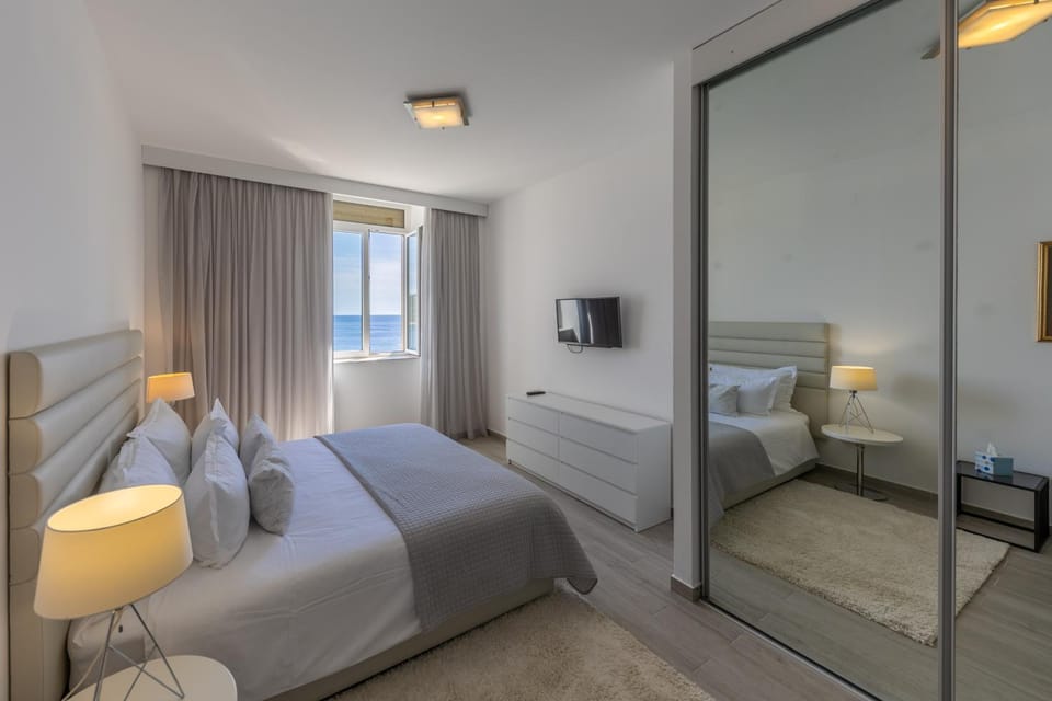 Property building, Bed, TV and multimedia, Bedroom, wardrobe