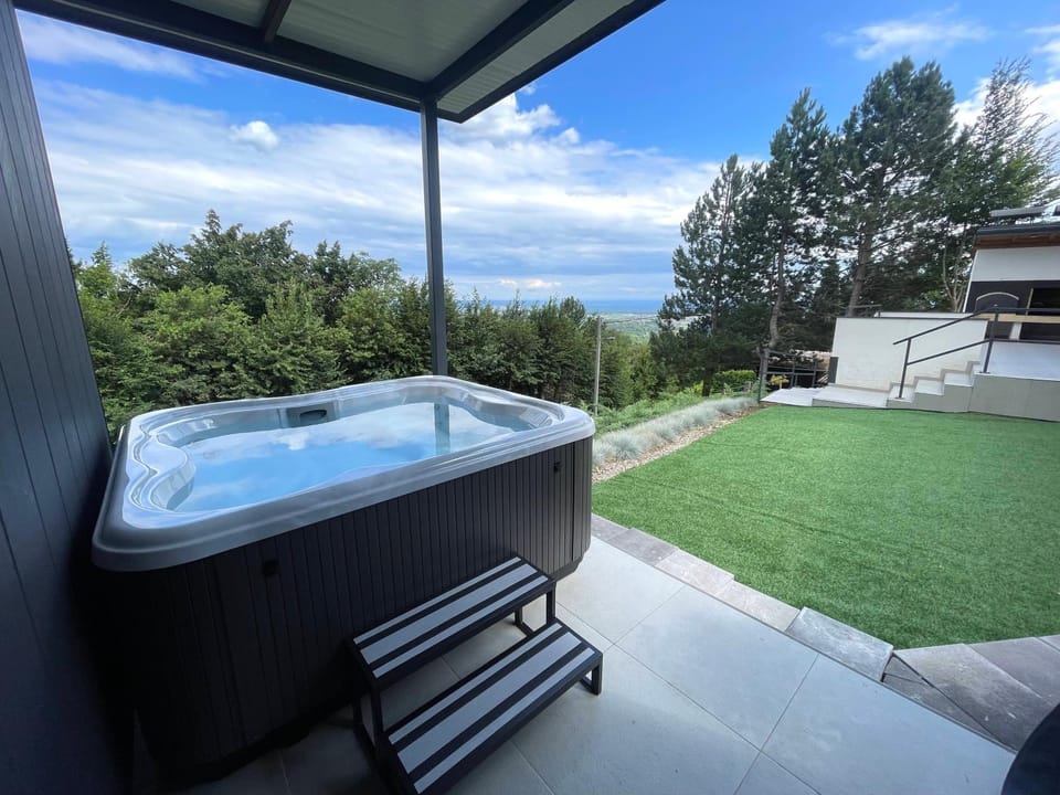 Patio, Garden, Hot Tub, Garden view
