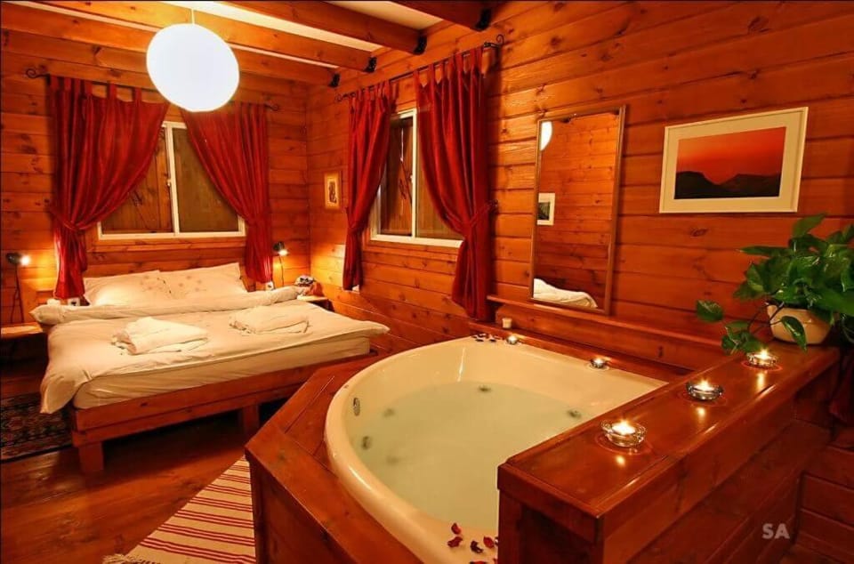 Bed, Hot Tub, Hot Tub, Photo of the whole room, Bedroom, Bath, towels