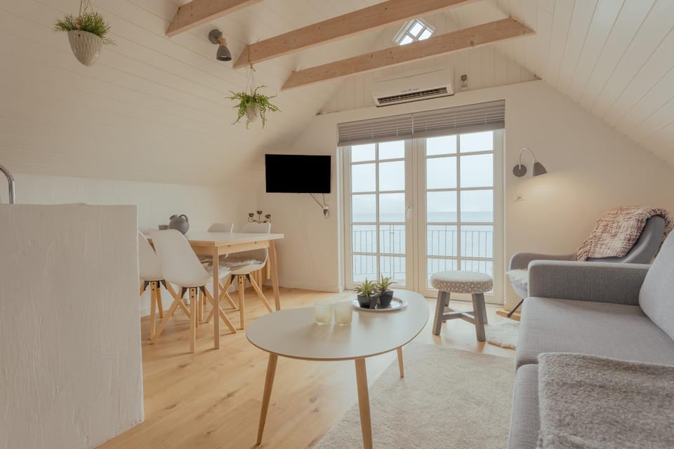 TV and multimedia, Living room, Seating area, Dining area, air conditioner