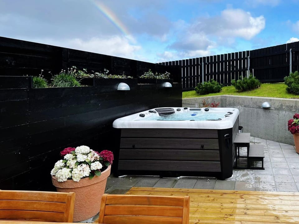 Day, Hot Tub