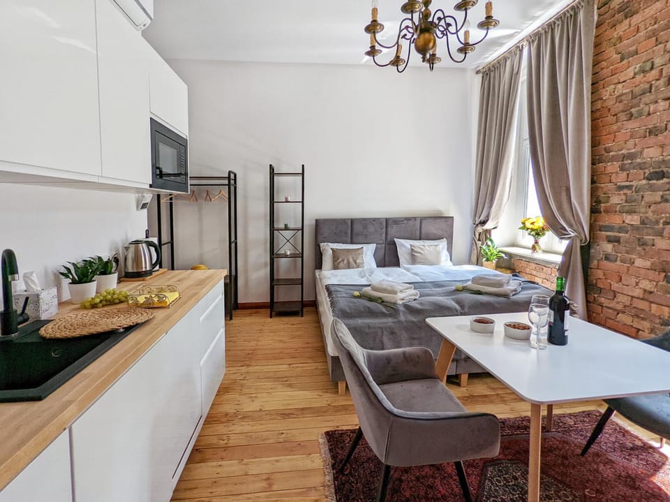 Bed, TV and multimedia, Kitchen or kitchenette, Living room, Food and drinks, Photo of the whole room, Seating area, Dining area, Bedroom