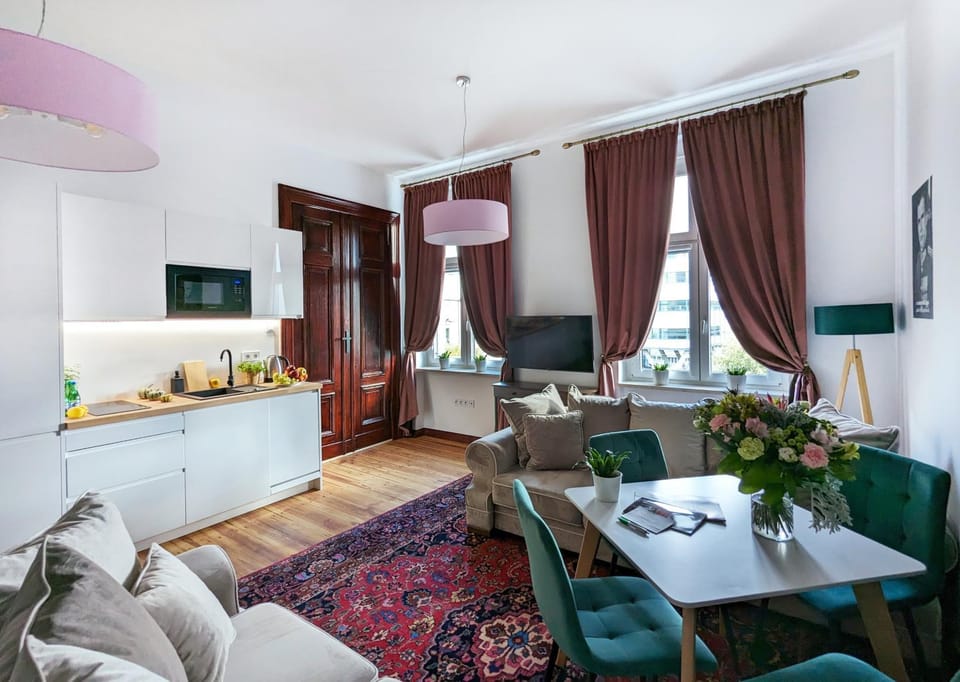 TV and multimedia, Coffee/tea facilities, Kitchen or kitchenette, Living room, Seating area, Breakfast