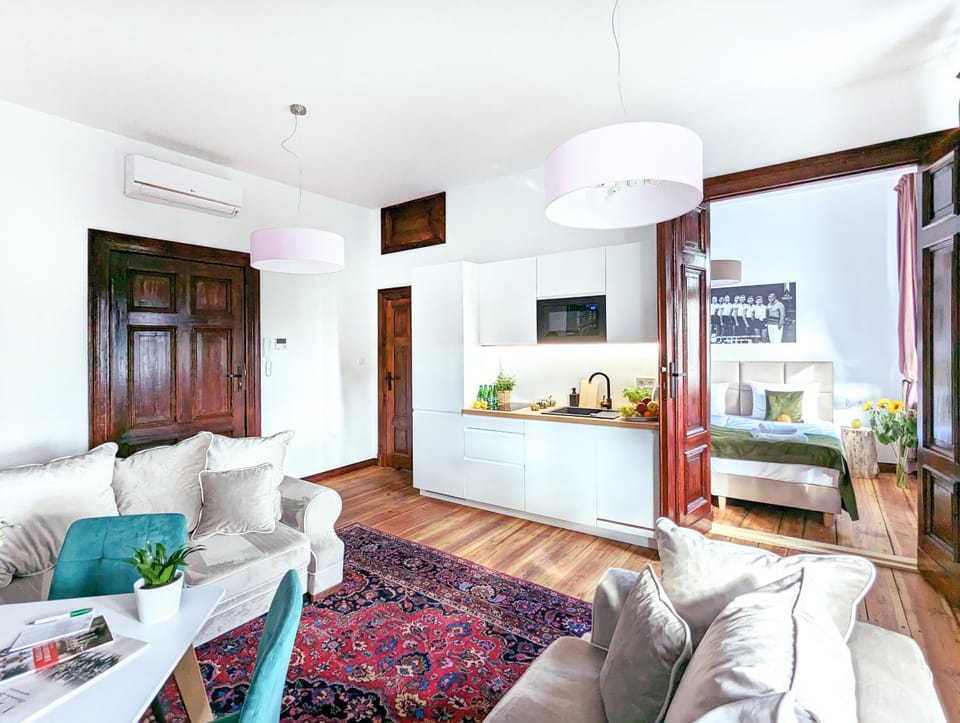 Kitchen or kitchenette, Living room, Seating area, Dining area