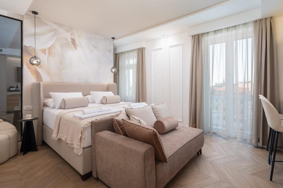 Bed, TV and multimedia, Balcony/Terrace, Photo of the whole room, Seating area, Bedroom