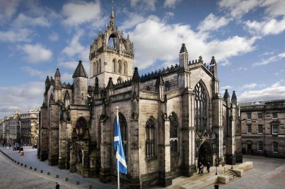 JOIVY Affordable 2, 4, 5 and 6 bed private flats, in Historic Old Town Apartment in Edinburgh