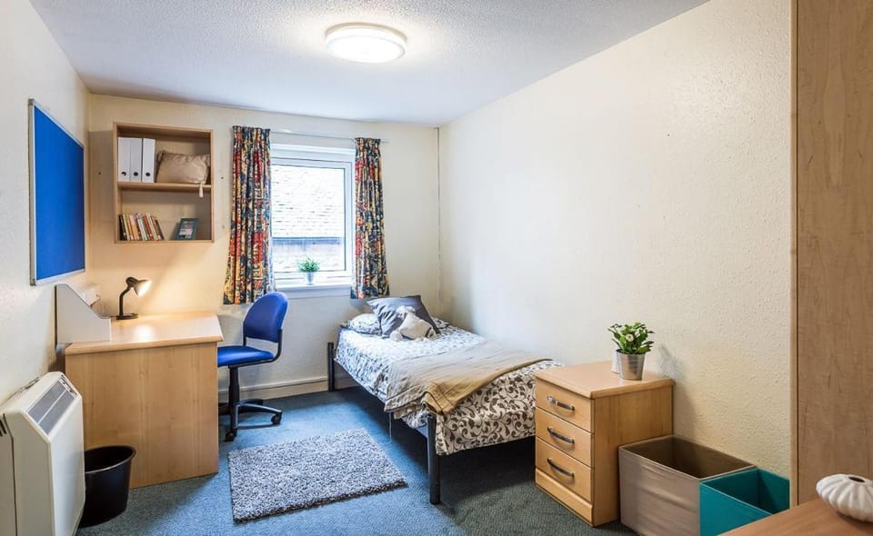 TV and multimedia, Photo of the whole room, Seating area, Bedroom