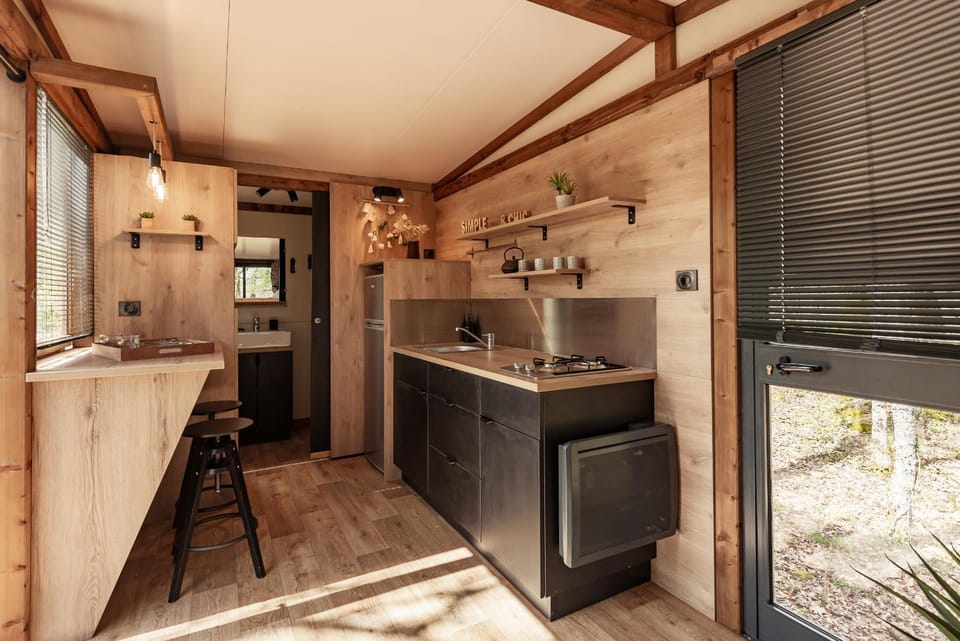 Kitchen or kitchenette, Dining area, minibar, kitchen