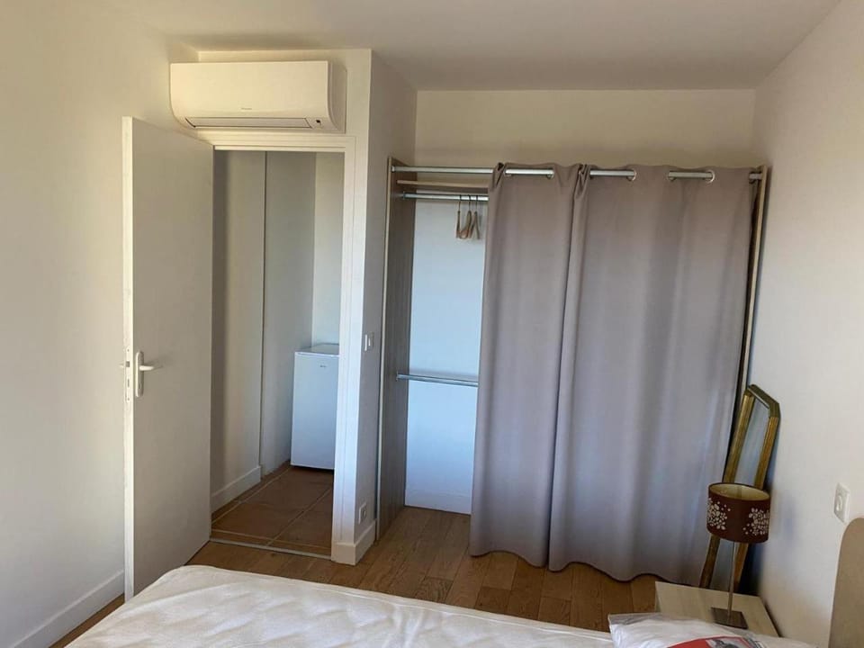 Bed, Photo of the whole room, Bedroom, internet, wardrobe, air conditioner