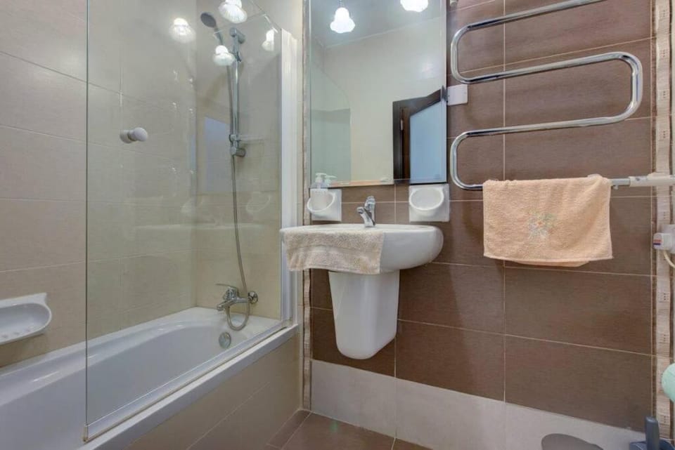 Shower, Toilet, Bathroom, Bath, towels