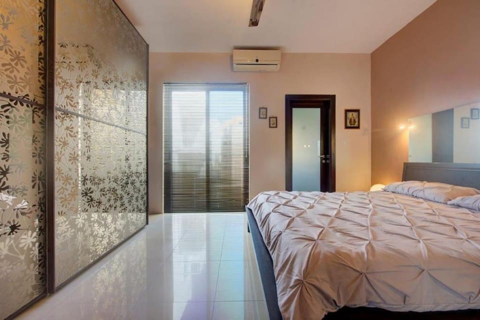 Bed, Photo of the whole room, Bedroom, wardrobe, air conditioner