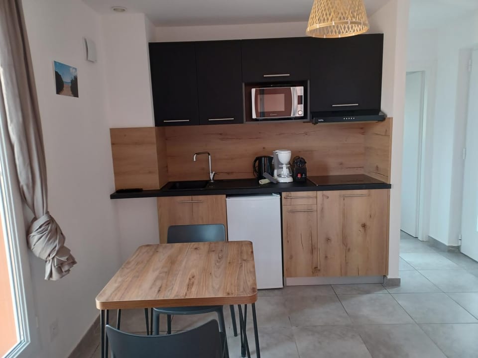 Kitchen or kitchenette, Dining area, minibar, stove