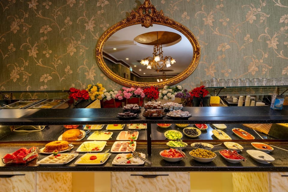 Food and drinks, Food, Buffet breakfast, Lunch, Dinner