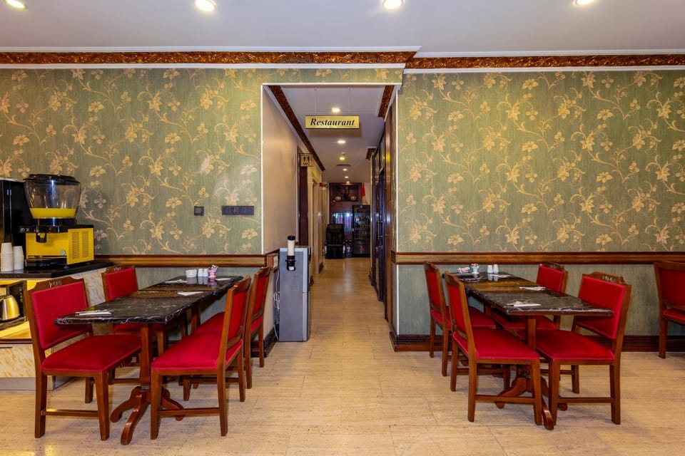 Restaurant/places to eat, Living room, Banquet/Function facilities, Seating area